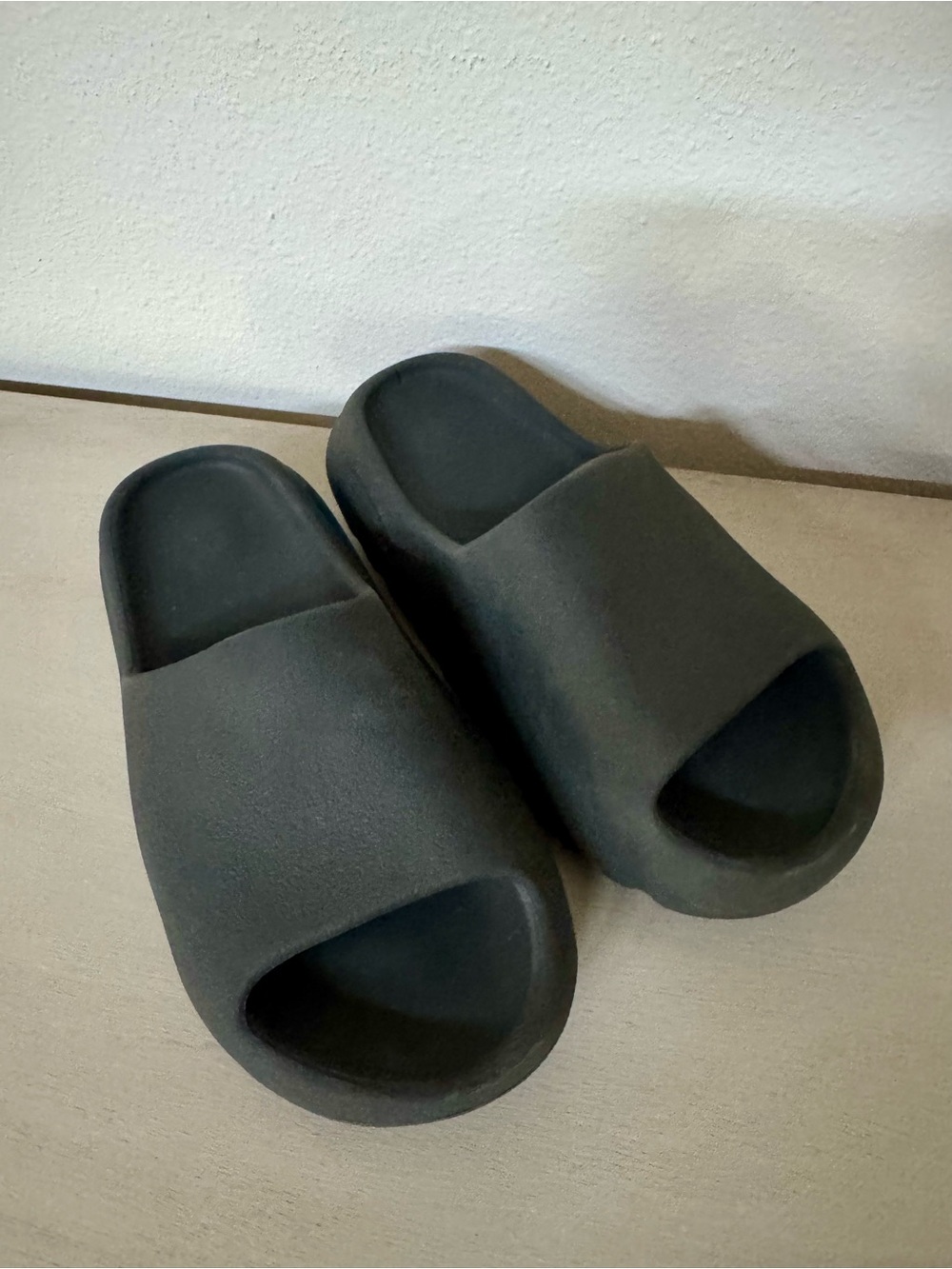 Adidas Yeezy Onyx Foam Slide Sandals sz 7 Men